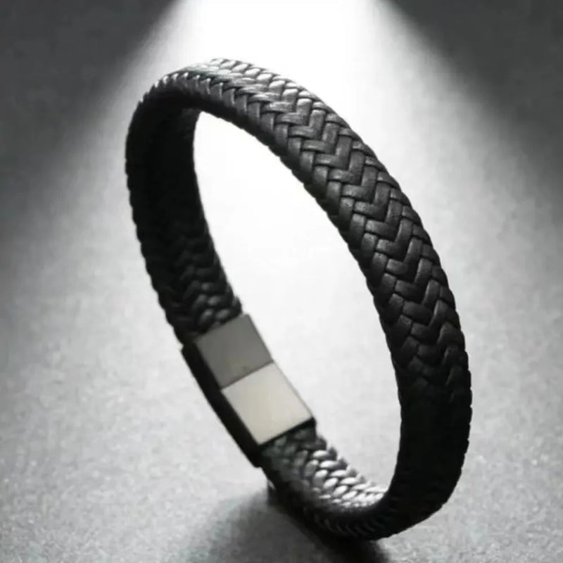 Pulseira de couro preta vista superior com fecho magnético