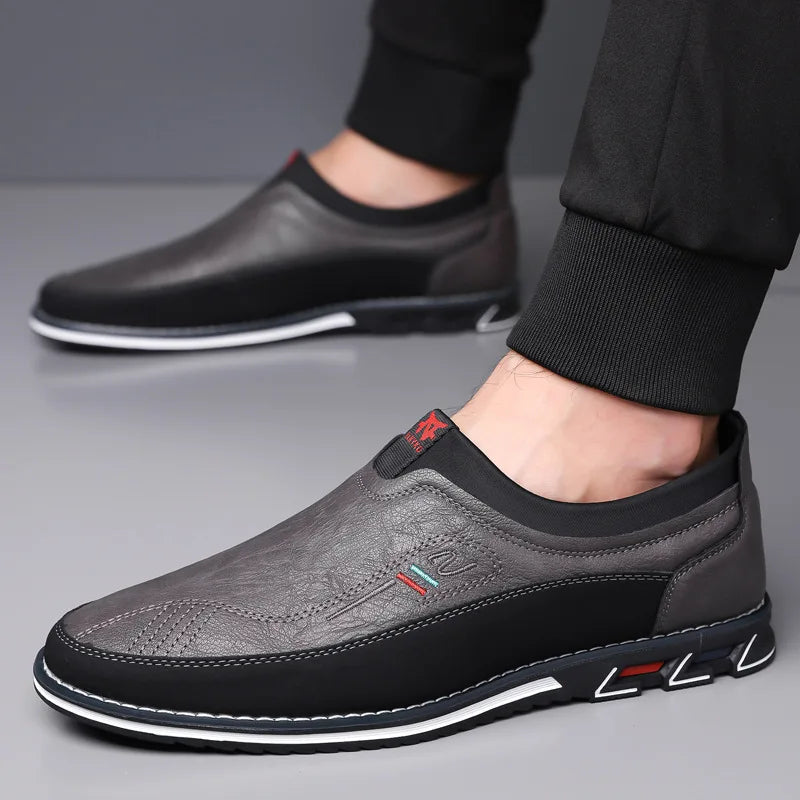 Homem usando o mocassim Allegante Gentleman cinza com calça preta