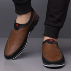 Homem usando o mocassim Allegante Gentleman marrom claro com calça preta