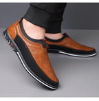 Homem usando o mocassim Allegante Gentleman marrom claro, vista de lado