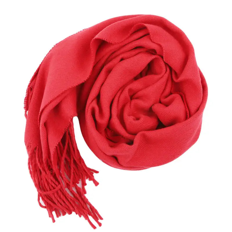 Cachecol masculino de cashmere Allegante Men na cor vermelho, enrolado e destacando as franjas estilosas
