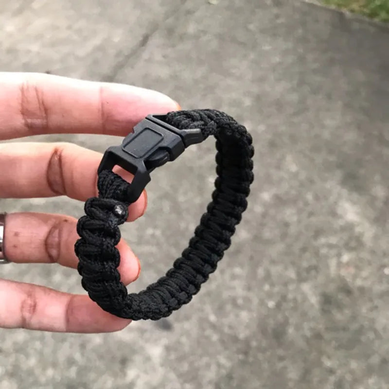 Pulseira Tática de Sobrevivência Paracord em Cordão Resistente
