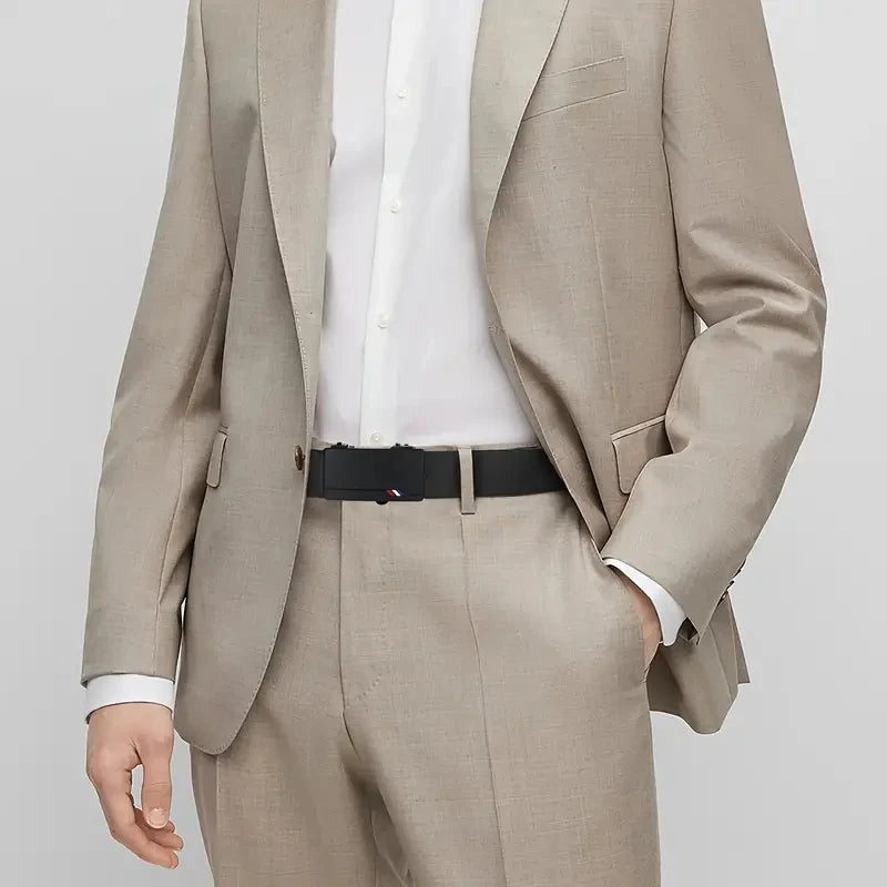 homem de terno utilizando o Cinto de Couro Masculino Fivela Automática Casualle Belt II
