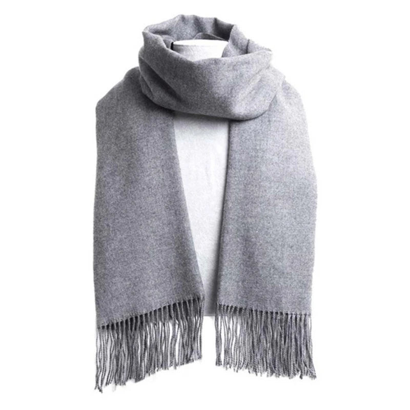 Cachecol masculino de cashmere Allegante Men na cor cinza, exibido em um manequim.