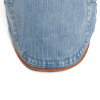 Detalhe do tecido jeans e da borda caramelo da aba da boina Casualle Denim