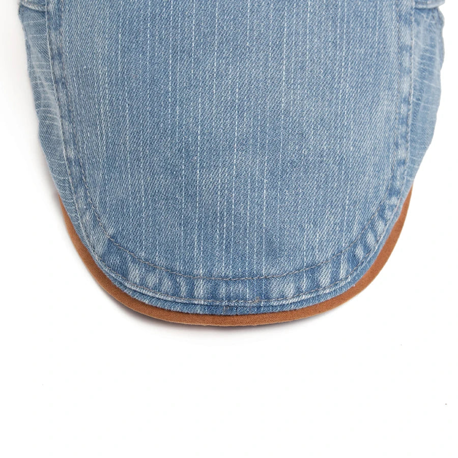 Detalhe do tecido jeans e da borda caramelo da aba da boina Casualle Denim