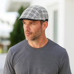 homem usando a boina xadrez nas cores preto e branco