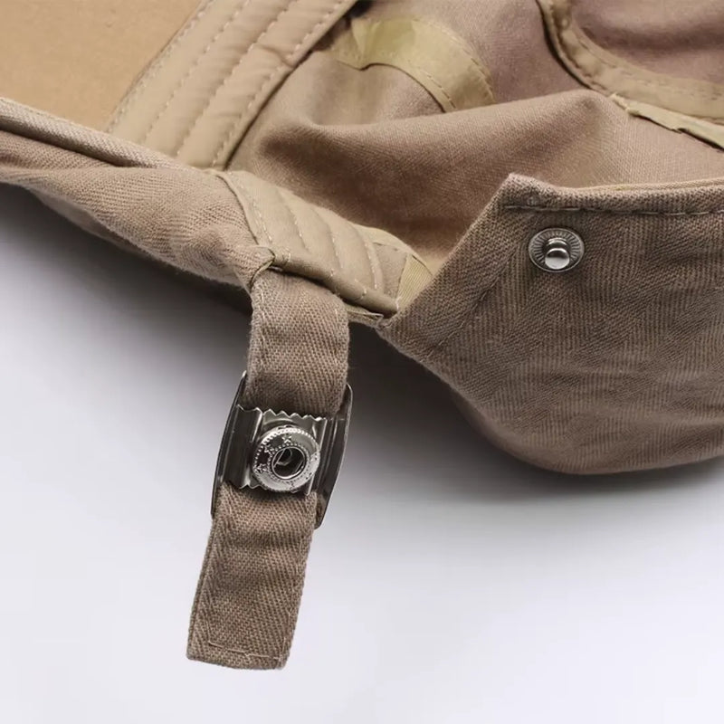 detalhe das fivelas duplas ajustáveis da boina masculina de algodão allegante cotton