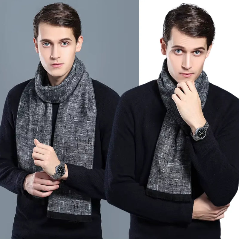 Cachecol masculino longo cinza combinado com camisa escura
