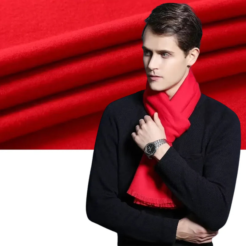 homem utilizando o Cachecol Masculino Longo Vermelho