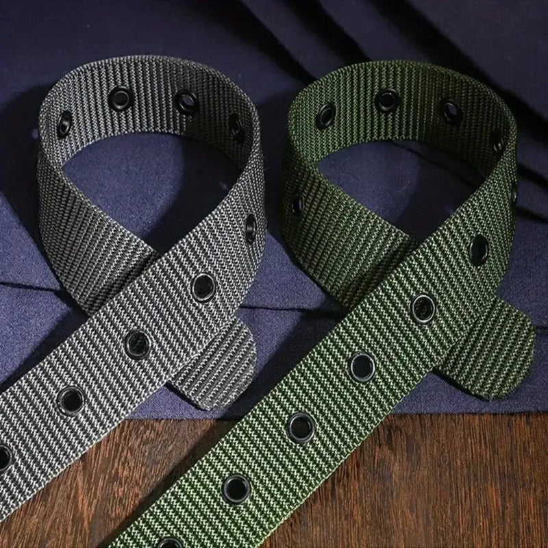 cintos allegante style nas cores cinza e verde em superficie de madeira com toalha azul ao fundo