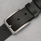 Cinto Masculino de Couro Legítimo Allegante Plus II, detalhe para a fivela em metal