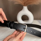 pessoa segurando o Cinto Masculino de Couro Legítimo Allegante Plus II em ambiente interno