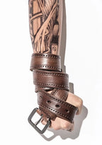 cinto medyla amarrado na mão de um homem, com fundo branco