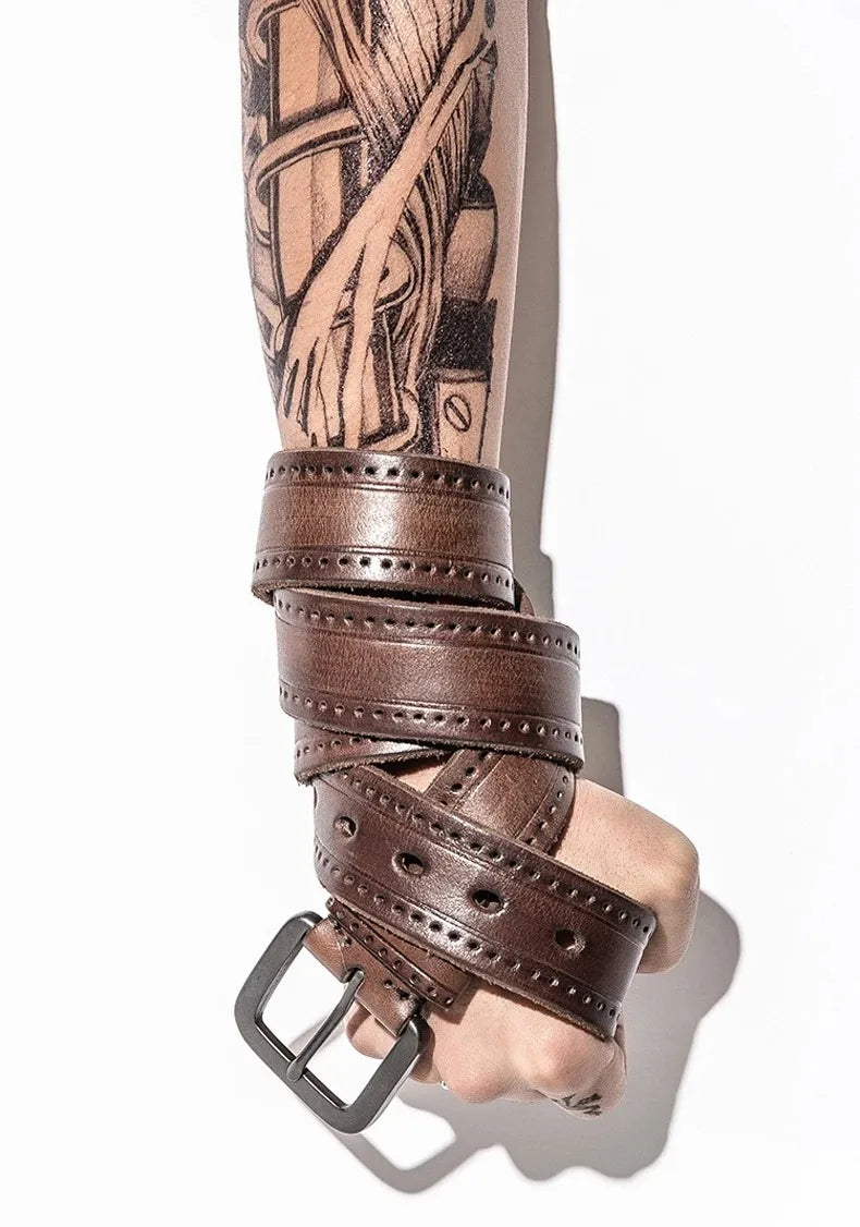 cinto medyla amarrado na mão de um homem, com fundo branco