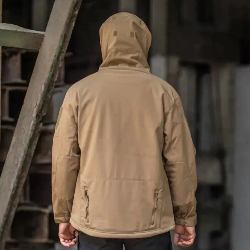 homem de costas usando a jaqueta, com detalhe para os bolsos traseiros e o capuz 