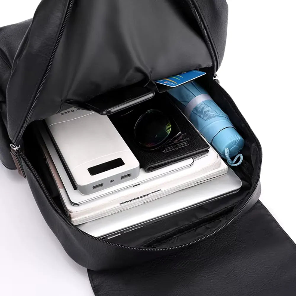 Mochila preta aberta mostrando compartimento para laptop e amplo espaço de armazenamento