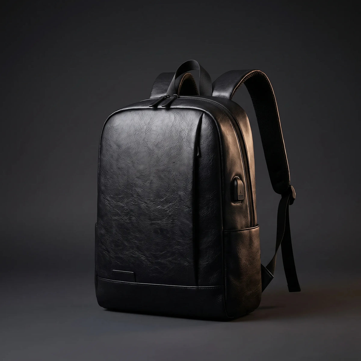 Mochila de couro Imperialle Smart preta sobre fundo escuro