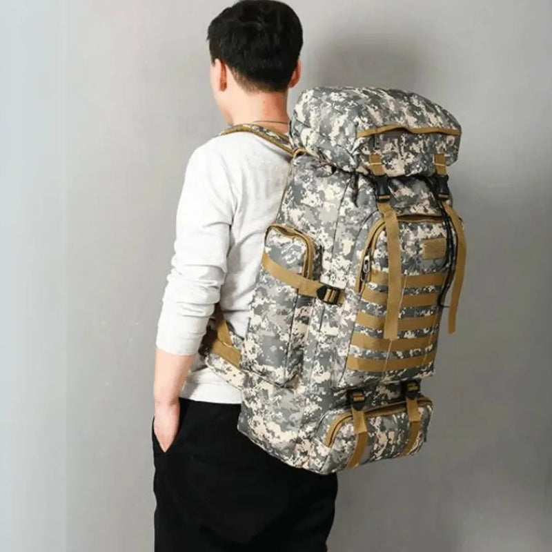 Mochila Militar Casualle Outdoor III preta com cintos de fixação no tórax