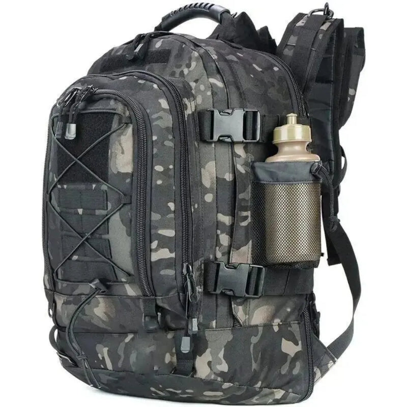 Mochila Allegante Combat II cor camuflada com garrafa no compartimento de tela