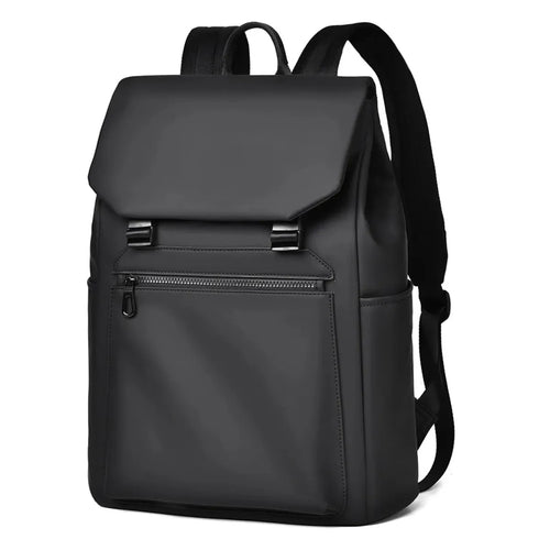 Mochila Executiva Impermeável para Notebook 16” | Design Premium | Casualle Urban – preta, vista frontal com aba e fivelas