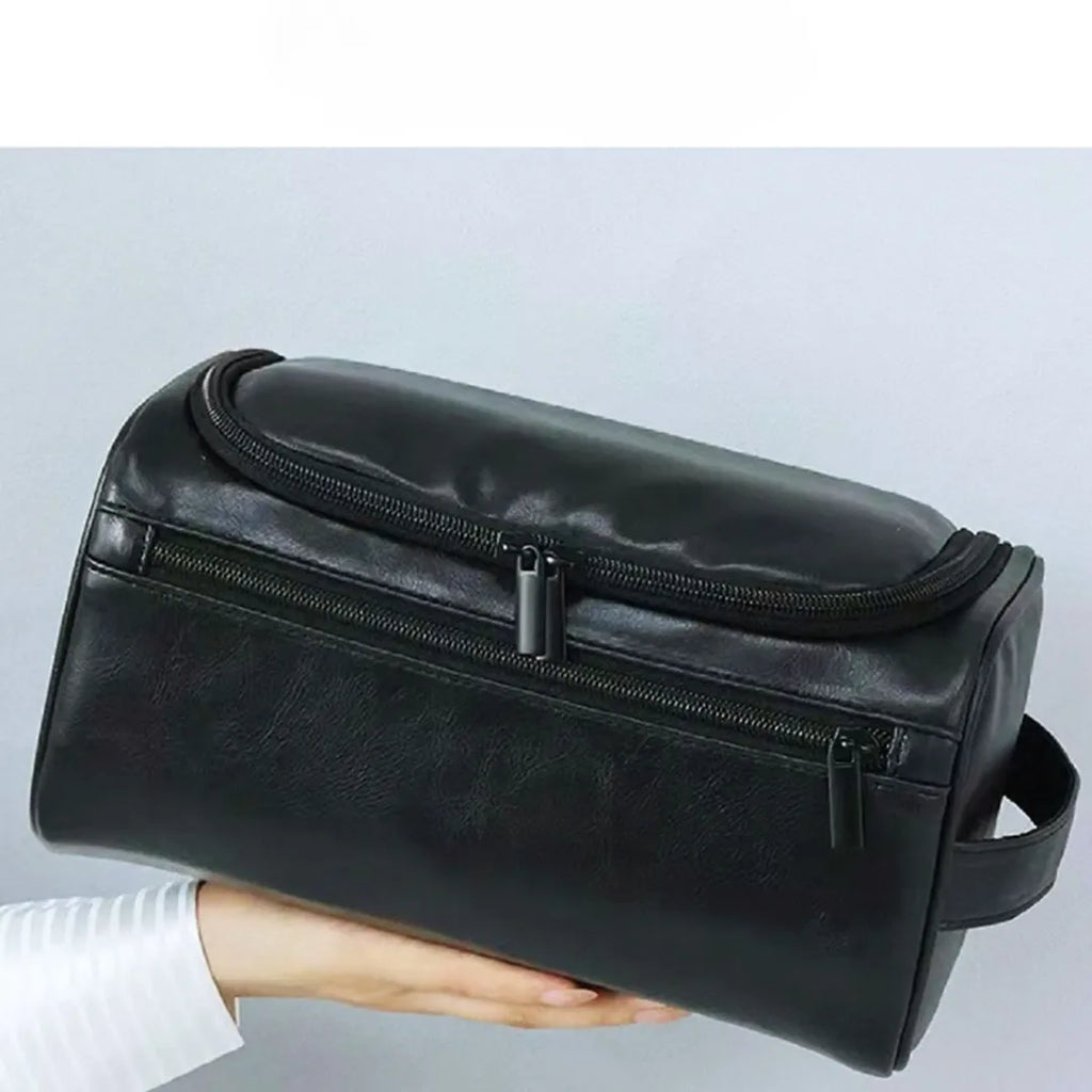 pessoa segurando uma necessaire basicalle go na cor preto