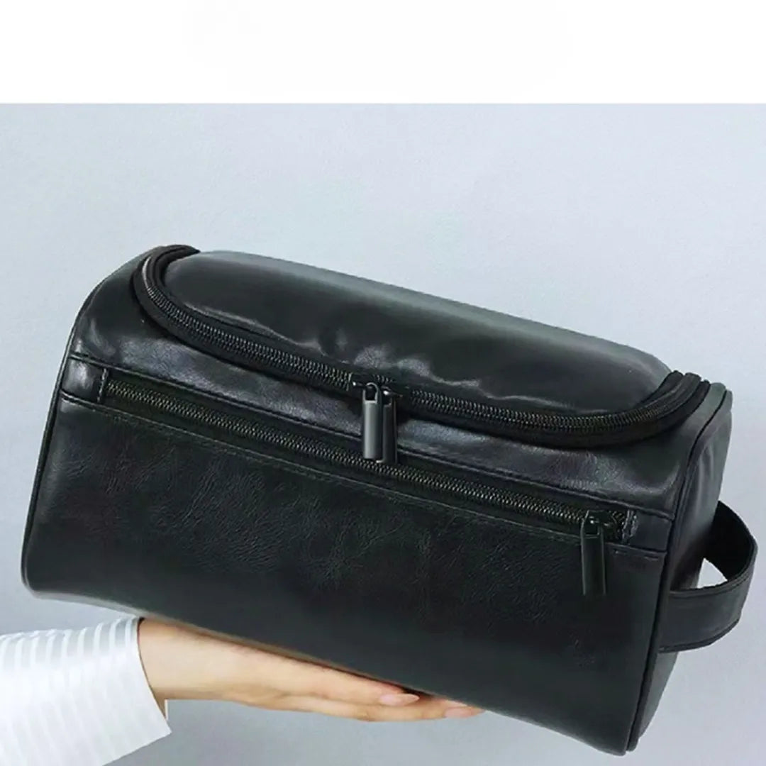 pessoa segurando uma necessaire basicalle go na cor preto