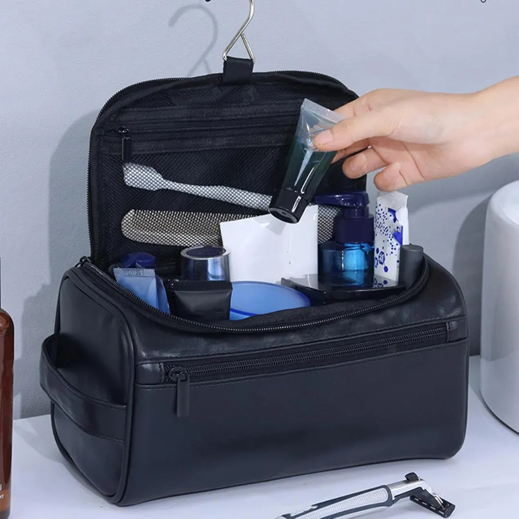 pessoa inserindo um franco na necessaire de Couro Impermeável Basicalle Go na cor Preto