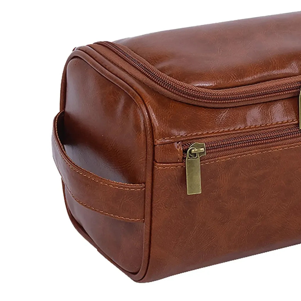 detalhe da alça de transporte da necessaire basicalle go na cor marrom