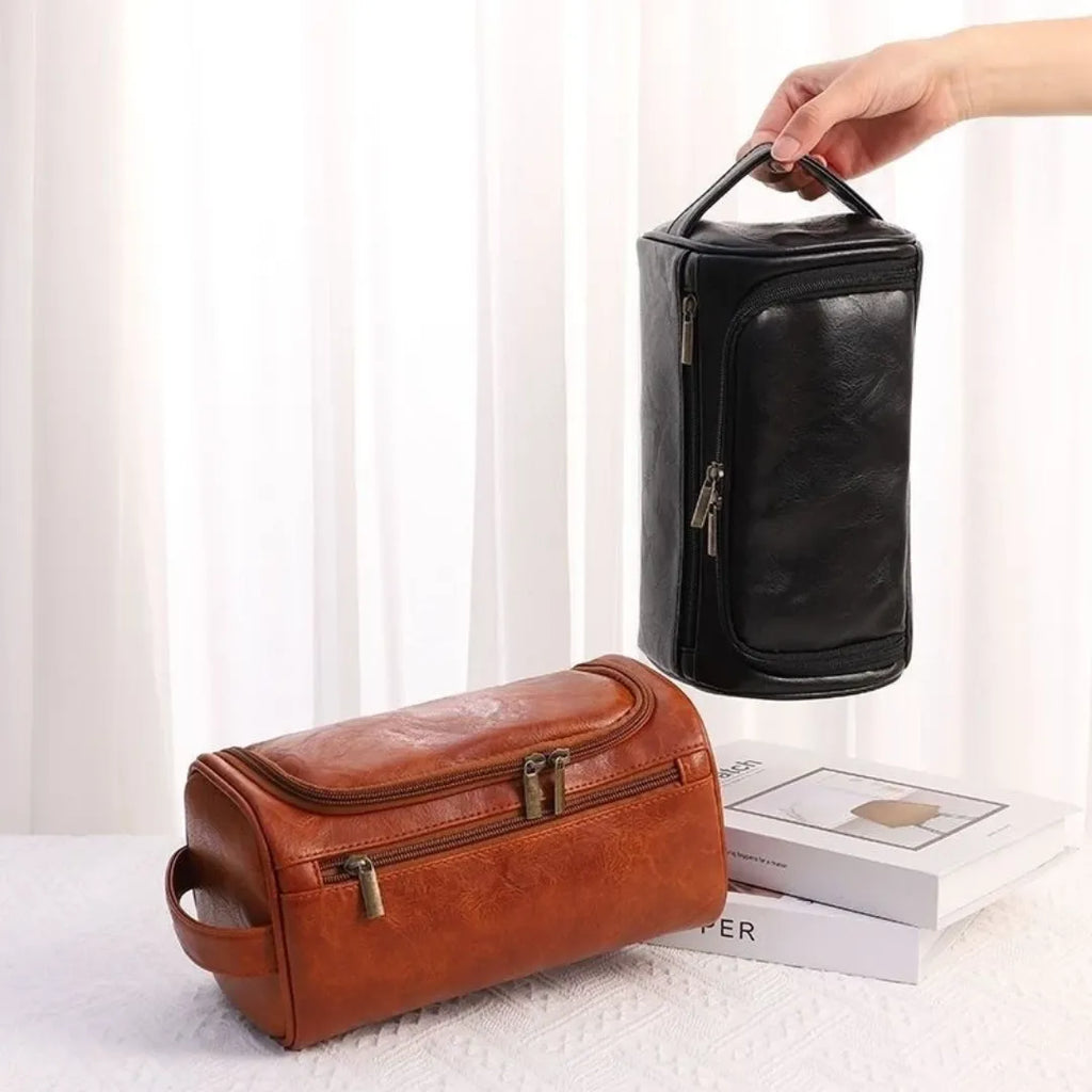 pessoa segurando uma unidade da necessaire na cor preto, junto a uma unidade na cor marrom