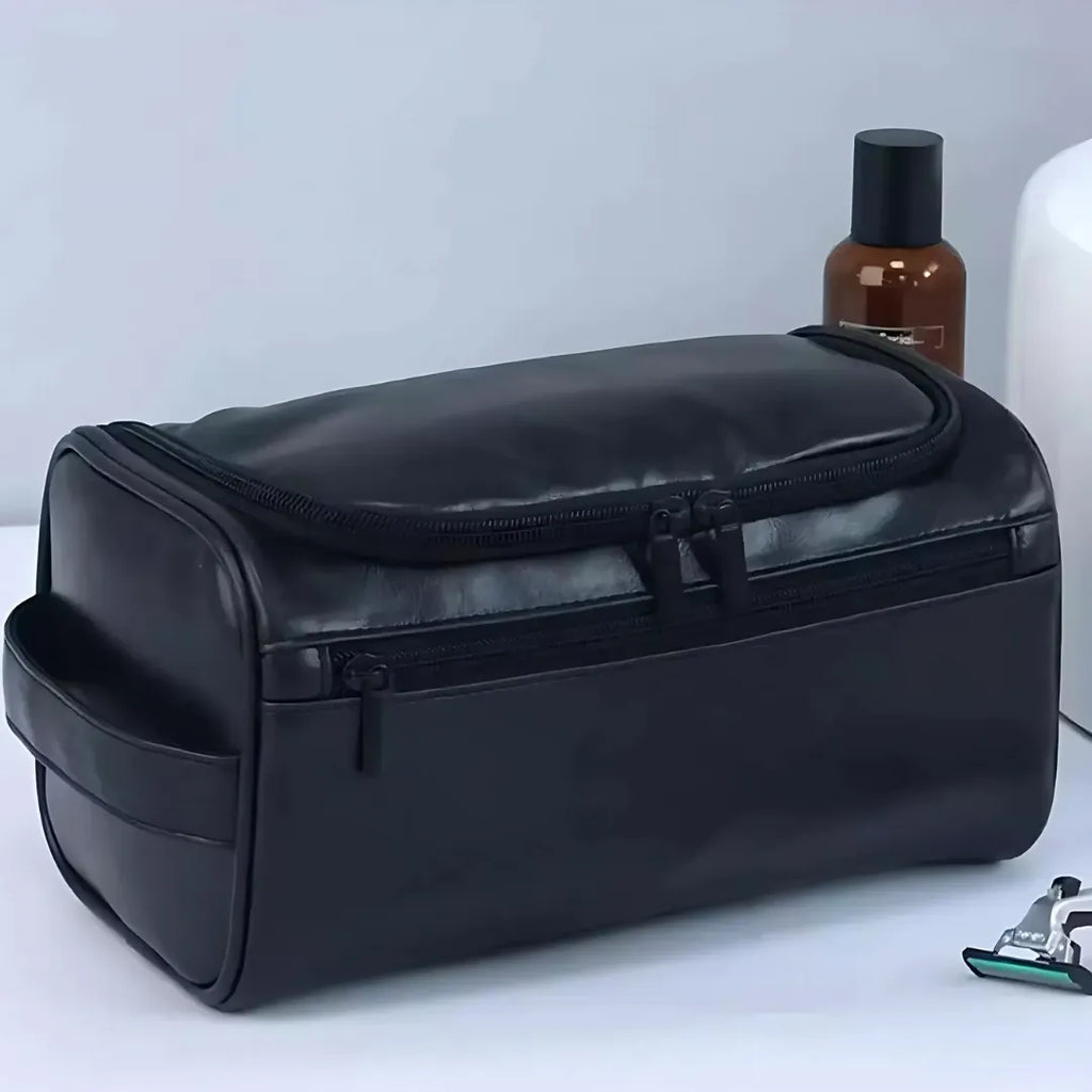 necessaire basicalle go na cor preto, fechada, em ambiente de banheiro