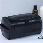 necessaire basicalle go na cor preto, fechada, em ambiente de banheiro