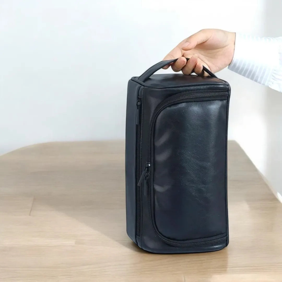 pessoa segurando a necessaire basicalle go na cor preto pela alça de transporte