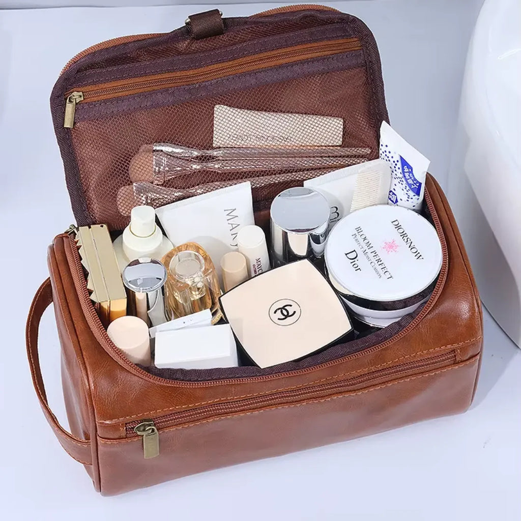 Necessaire Impermeável em Couro | Basicalle Go aberta, com diversos frascos, demonstrando a alta capacidade de armazenamento