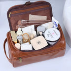 Necessaire Impermeável em Couro | Basicalle Go aberta, com diversos frascos, demonstrando a alta capacidade de armazenamento