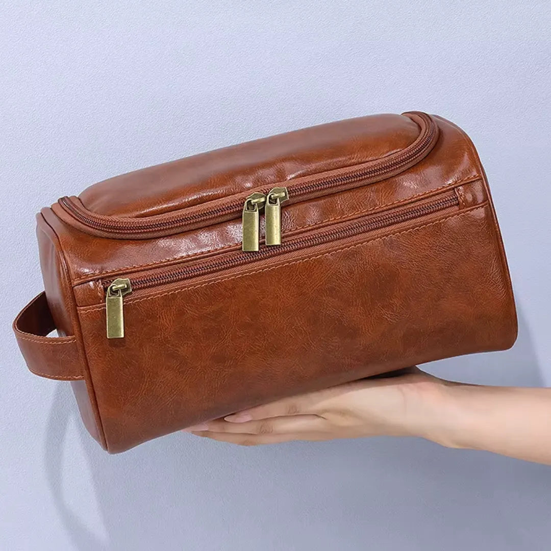 pessoa segurando uma Necessaire Impermeável em Couro Basicalle Go na cor marrom