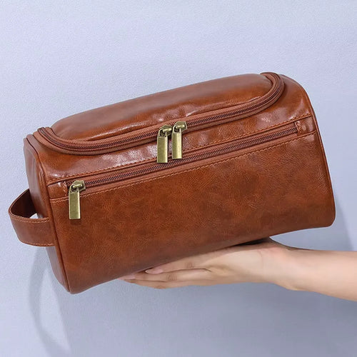 pessoa segurando uma Necessaire Impermeável em Couro Basicalle Go na cor marrom