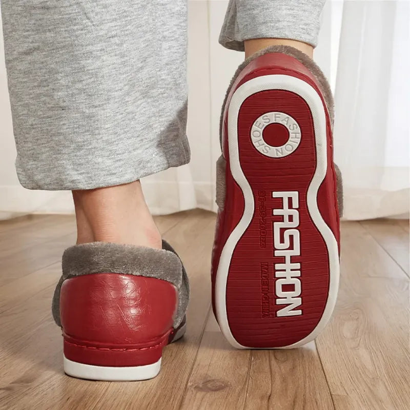 pessoa caminhando com a Pantufa Forrada de Couro para Inverno, mostrando o solado antiderrapante em borracha