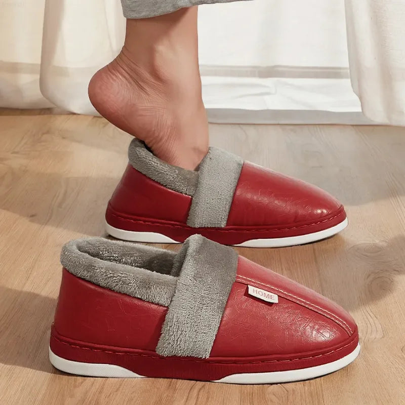 pessoa calçando a Pantufa Forrada de Couro para Inverno na cor vermelho, em ambiente interno