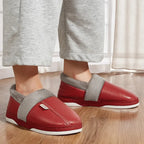 pessoa usando a Pantufa Forrada de Couro para Inverno | Basicalle Home | Vermelho em ambiente interno