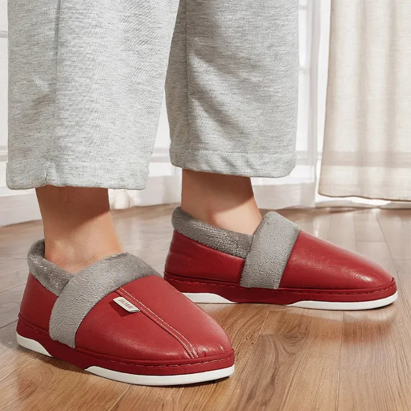 pessoa usando a Pantufa Forrada de Couro para Inverno | Basicalle Home | Vermelho em ambiente interno