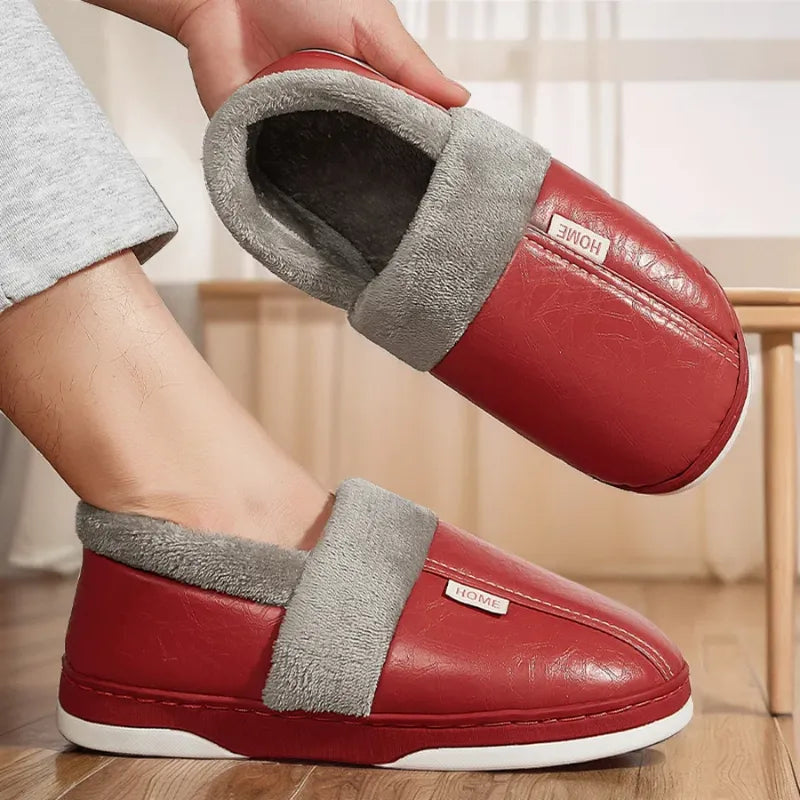 pessoa com uma Pantufa Forrada de Couro para Inverno | Basicalle Home | Vermelho calçada e outra na mão
