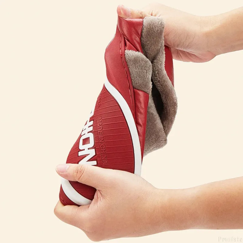 pessoa torcendo uma Pantufa Basicalle Home na cor vermelho, mostrando a maciez do material