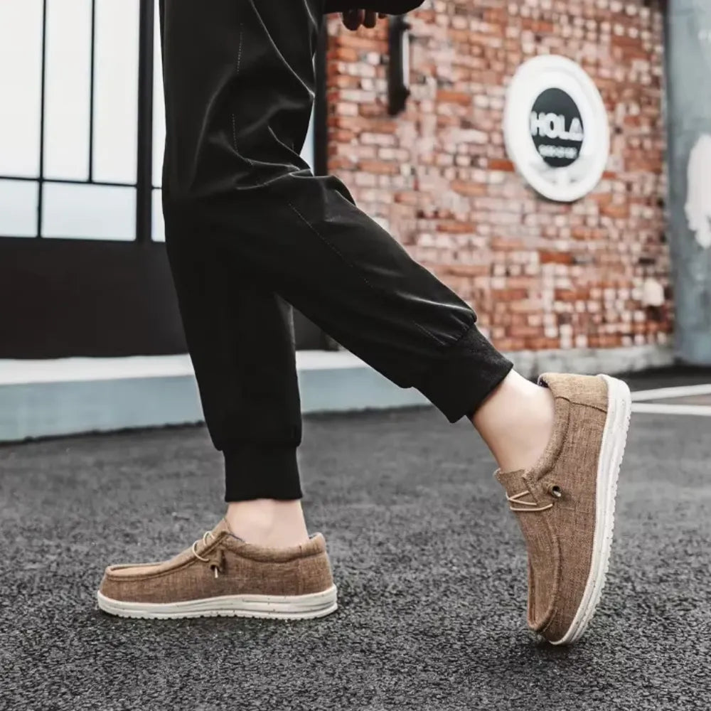 Tênis caqui em uso, com pessoa caminhando com leveza