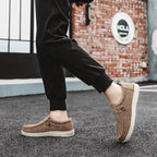 Tênis caqui em uso, com pessoa caminhando com leveza